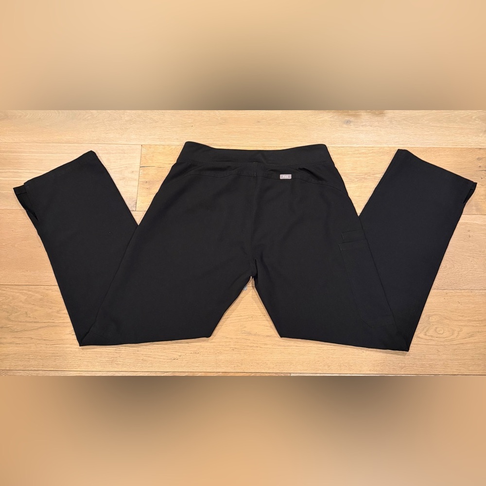 FIGS Women's Kade Cargo Scrub Pants Black Size Medium with Gray Drawstring - Picture 9 of 12